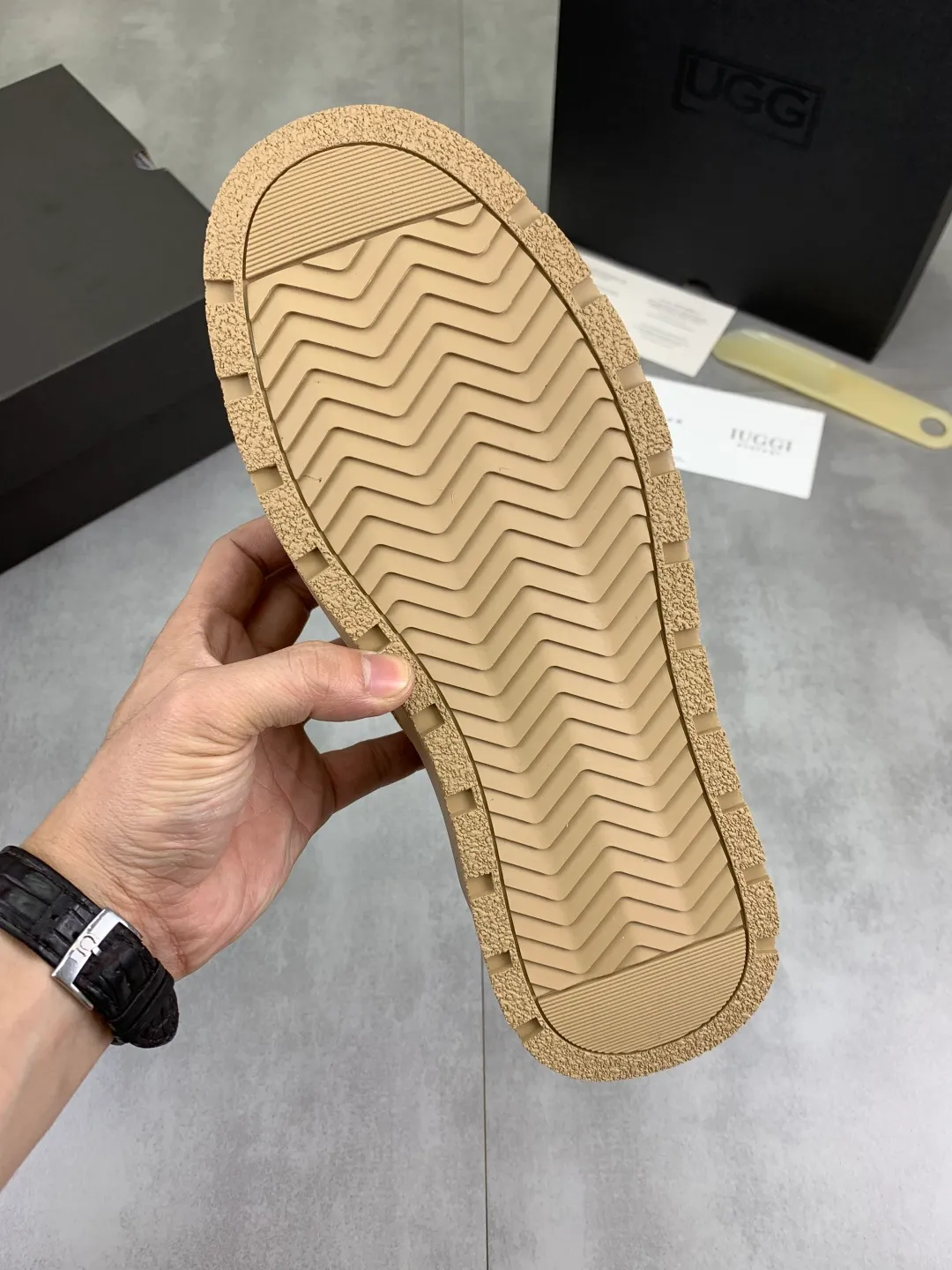 Men's shoes 💰P580 New arrival 🆕🆕🆕 26 New IUGGI Velcro men's shoes Fashionable and casual Velcro men's shoes. First layer suede cowhide + lining wool Rubber outsole Lightweight and non-slip Size: 39-44 Color: three colors